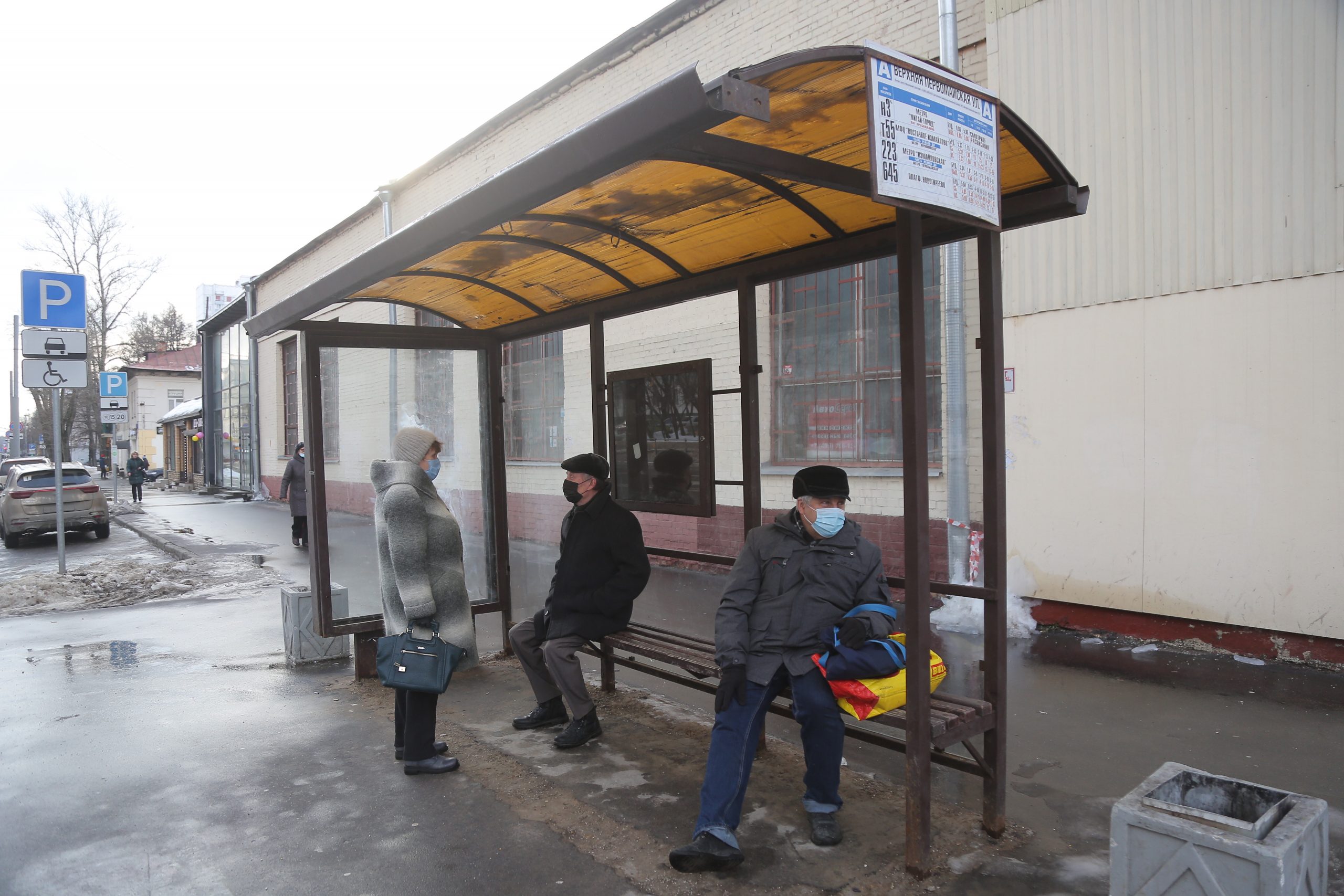 На остановке «Верхняя Первомайская улица&#187; остеклили павильон