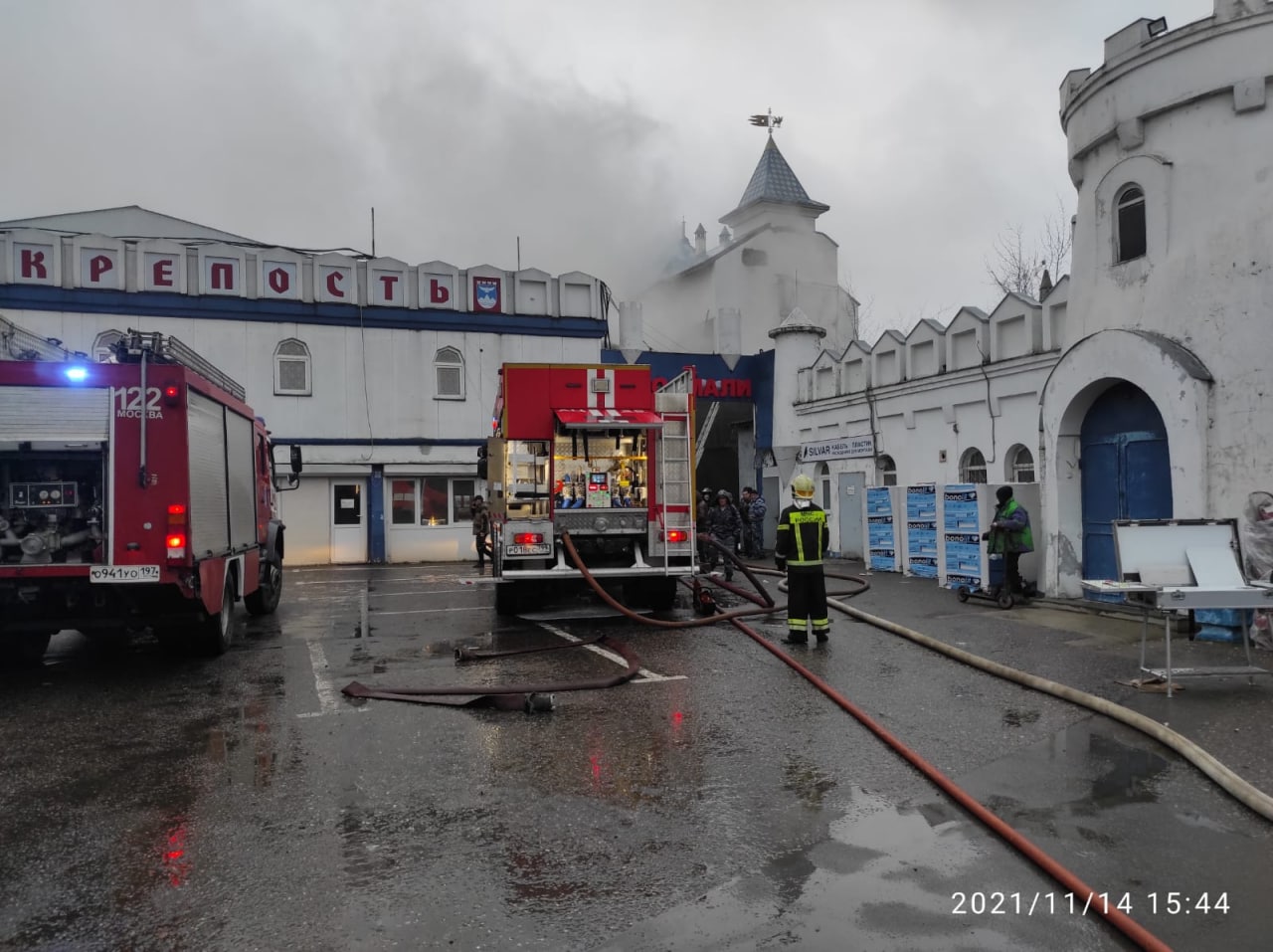 На территории Измайловского кремля вспыхнул пожар