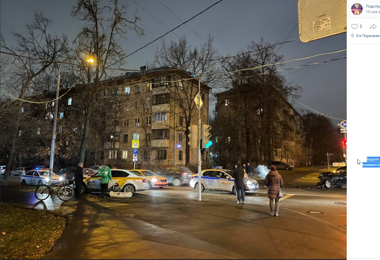 На 5-й Парковой такси столкнулось с легковушкой и отлетело в дерево