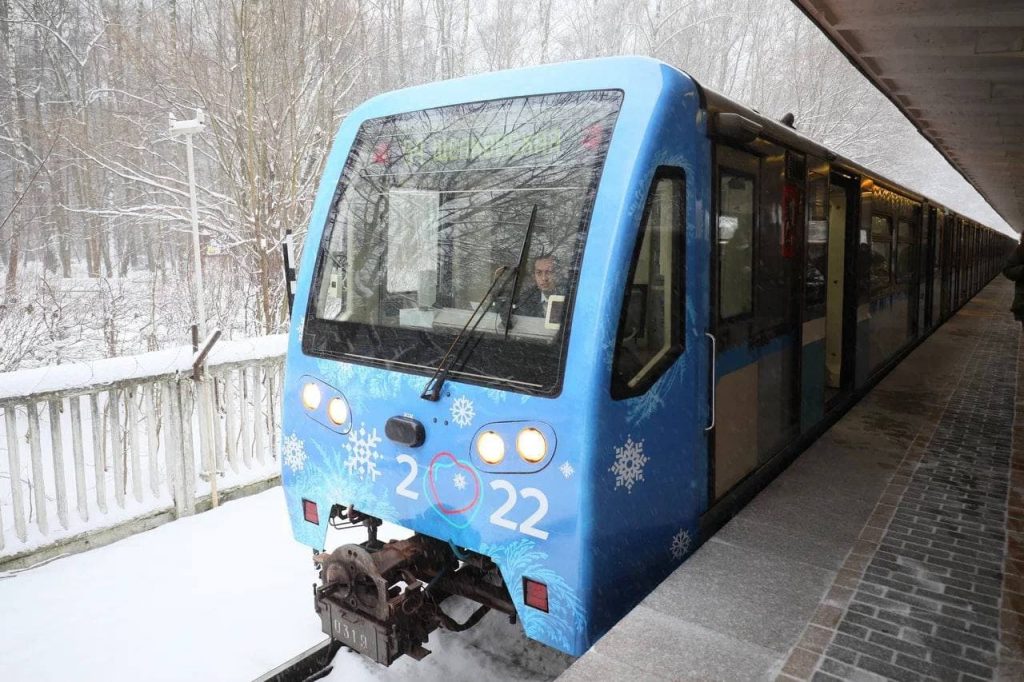 Первый новогодний состав запустили на синей ветке метро